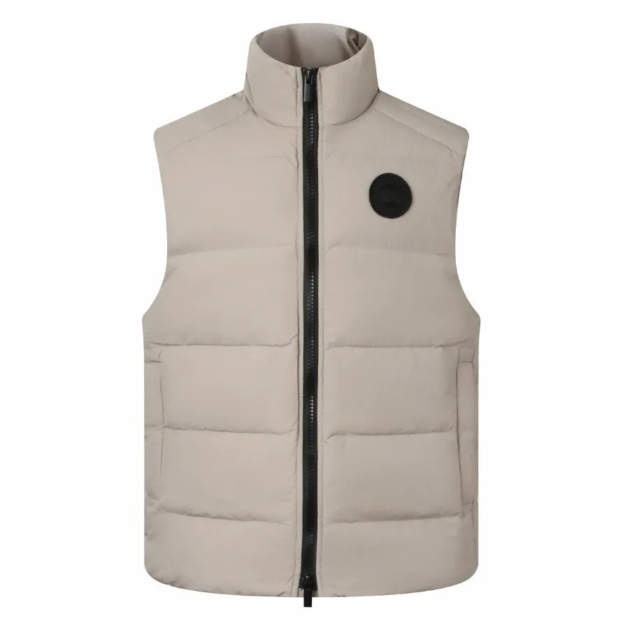 P710 [Exclusive supply] Canada Goose Black Label Badge Down Vest (Khaki) The high-quality filling is made of 90 national standard high-quality white duck down, selected high-loft velvet, weighing 160g, light and warm, with excellent temperature locking performance and good resilience. The fabric is made of high-quality protective nylon fabric, which not only enhances the wear resistance of the surface, but also takes into account wind resistance, ensuring excellent performance in various harsh weather conditions. Three-dimensional quilting technology and precise thread reinforcement prevent lint from being drilled and ensure that the fluffy and resilient elasticity lasts like new. The ribbon is woven with polyester as the base, and the brand letters are decorated on the ribbon through high-precision computer embroidery. The edges of the pattern are clear, the stitches are fine and even, and multiple layers of embroidery thread are stacked to enhance the three-dimensional effect. Size:S-M-L-XL